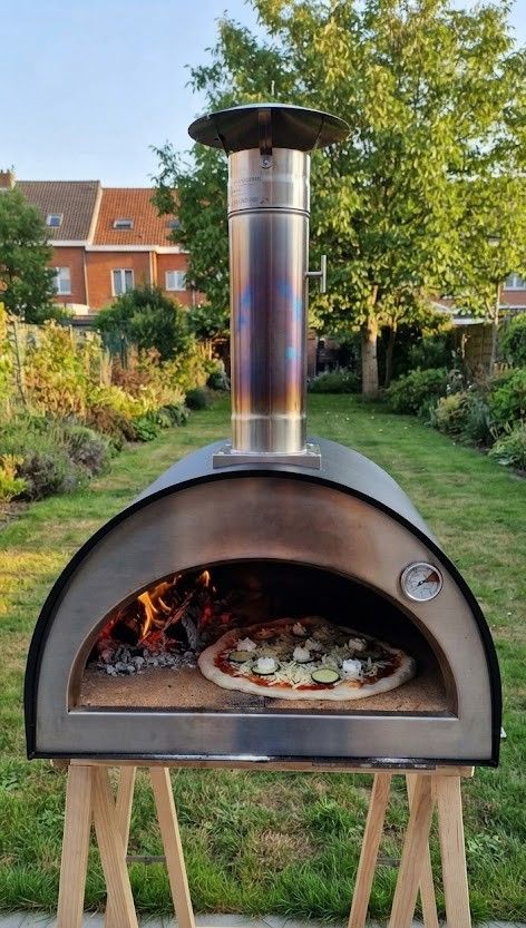Pizzaoven in de tuin bij avondlicht